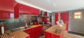 Geladeira, micro-ondas, fogão, lava-louças