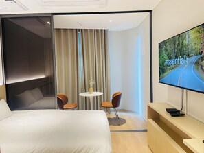 Deluxe Double Room | Laptop workspace, blackout drapes, soundproofing, iron/ironing board - villiv Inn The City Namsan (Seoul)