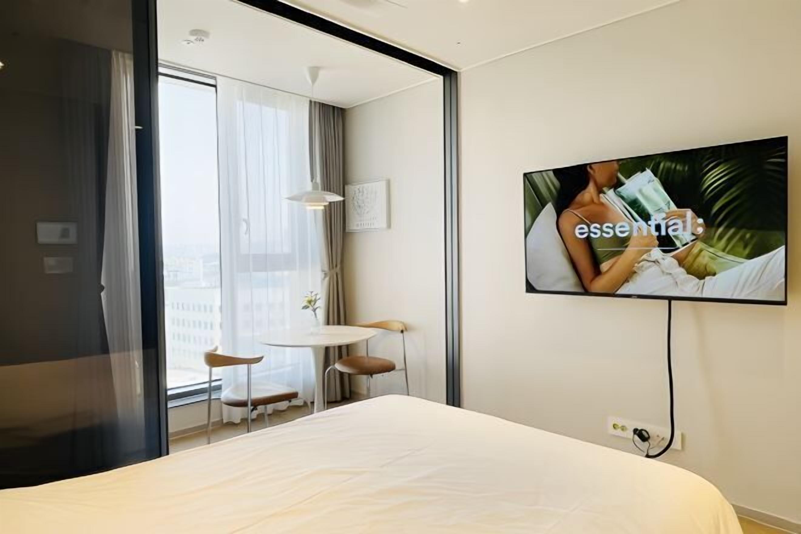 Espacio para trabajar con laptop, cortinas blackout y insonorización 