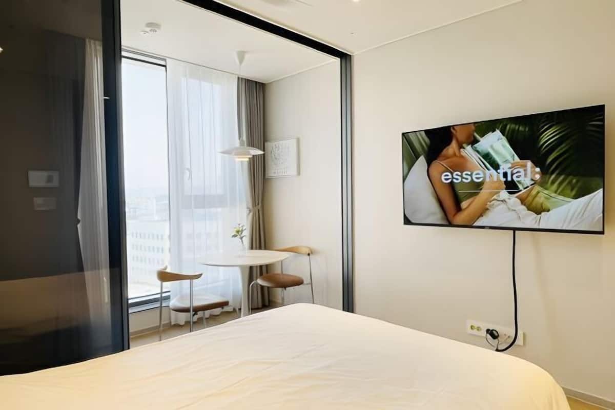 Kannettavalle tietokoneelle sopiva työtila, pimennysverhot, äänieristys