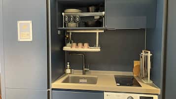 Chambre Familiale avec lits jumeaux, vue ville | Cuisine privée | Réfrigérateur, micro-ondes, plaque de cuisson