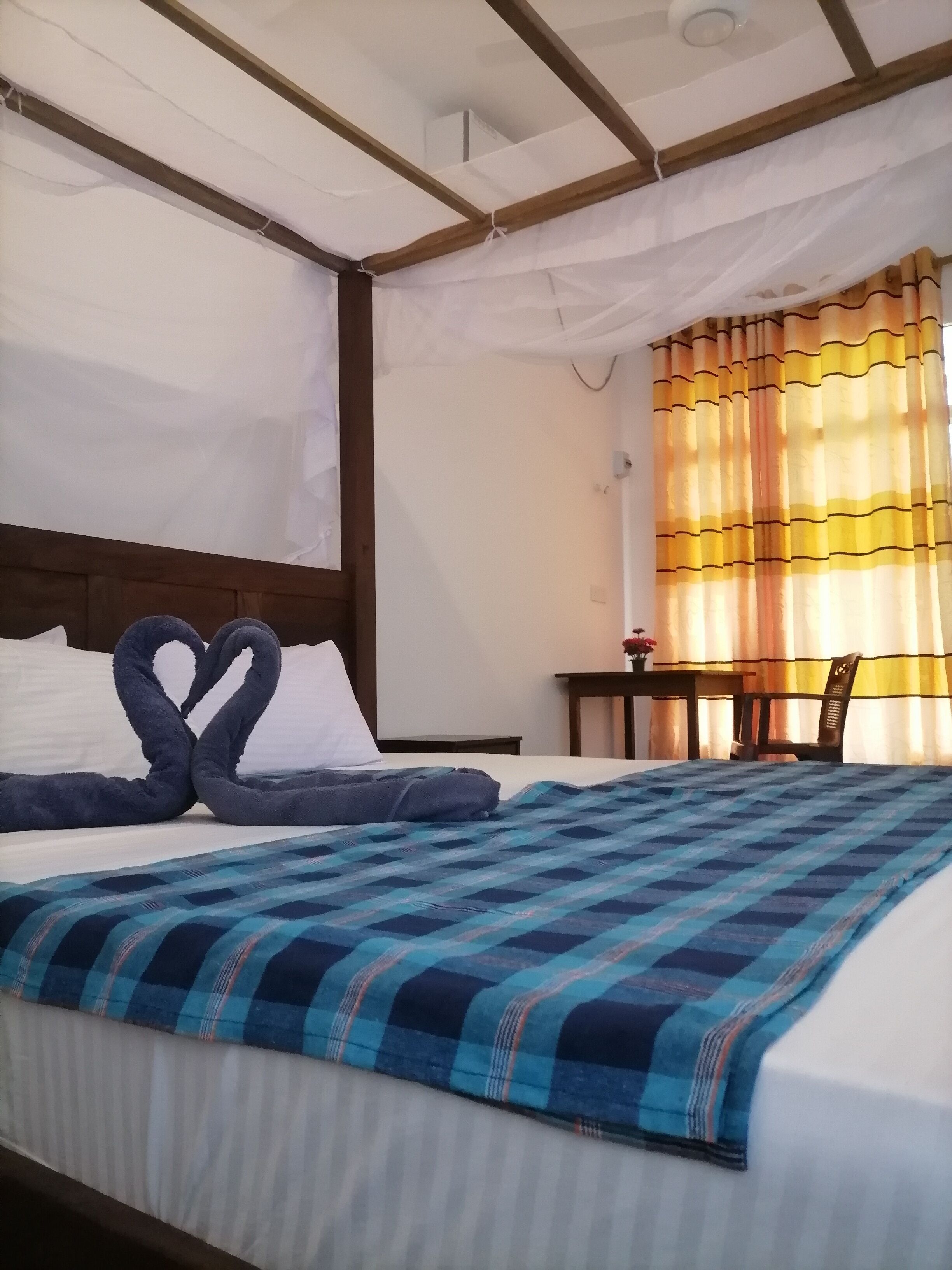 Escritorio, wifi gratis y ropa de cama 