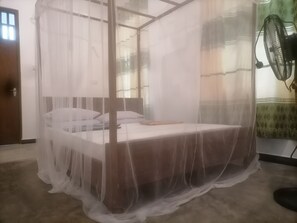 Desk, free WiFi, bed sheets - Hasmal house hiriketiya (Dikwella)