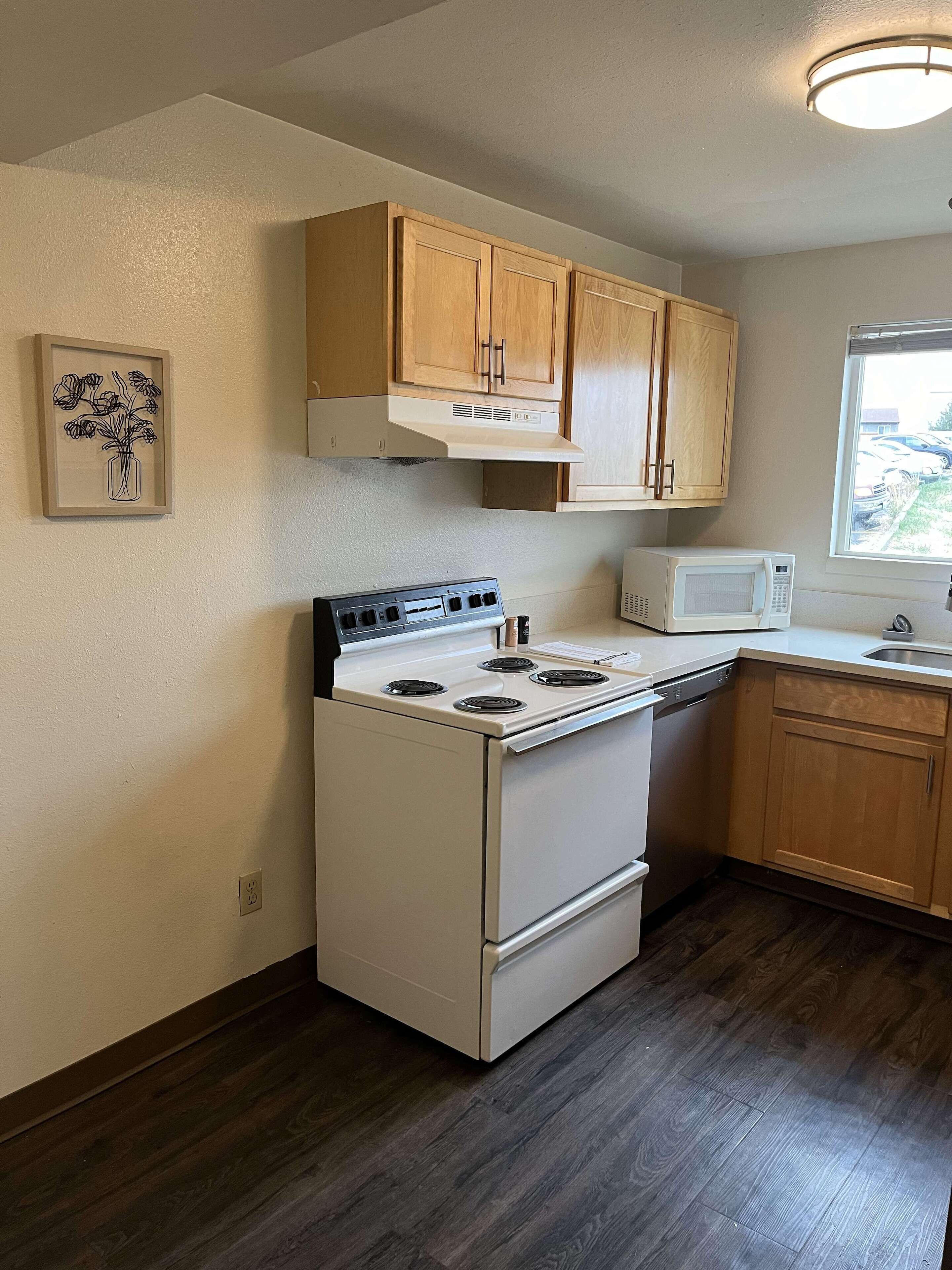 Kylskåp, mikrovågsugn, ugn och spishäll