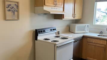 Kylskåp, mikrovågsugn, ugn och spishäll