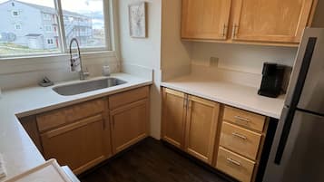 Een koelkast, een microgolfoven, een oven, een kookplaat