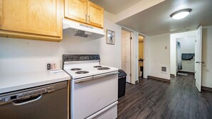 Coffee/tea maker, fridge, microwave, oven