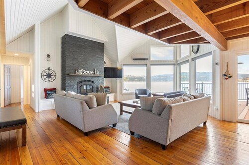 Stunning Lakefront Stay! Hot Tub, Private Dock, Pet-Friendly, BBQ, Large Patio, Scenic Lake Views