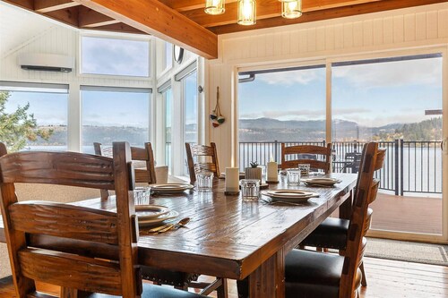 Stunning Lakefront Stay! Hot Tub, Private Dock, Pet-Friendly, BBQ, Large Patio, Scenic Lake Views