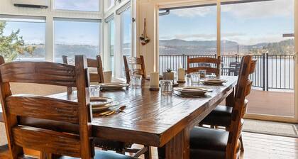 Stunning Lakefront Stay! Hot Tub, Private Dock, Pet-Friendly, BBQ, Large Patio, Scenic Lake Views