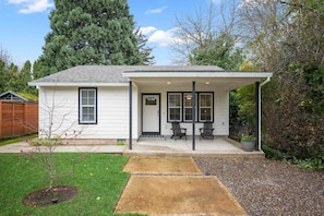 A single-story house with a covered porch and two chairs. - Fantastic Private Single Level Casita, New Decor and Furnishing, Covered Patio, 2 Blocks to Hospital (Milwaukie)