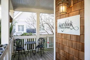 Outdoor dining - Incredible Storybook Themed Cottage, Pet Friendly, Hot Tub, Close to Beach, Park (Lincoln City)