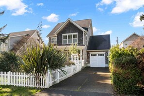 Exterior - Incredible Storybook Themed Cottage, Pet Friendly, Hot Tub, Close to Beach, Park (Lincoln City)