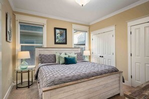 3 bedrooms, travel cot, free WiFi - Incredible Storybook Themed Cottage, Pet Friendly, Hot Tub, Close to Beach, Park (Lincoln City)