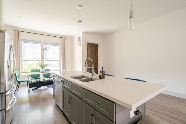 冷蔵庫、電子レンジ、オーブン、コンロ