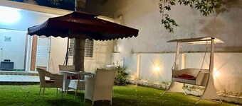 Devmad Homestay cozy villa 
Tranquil 2-bedroom villa in Greater Noida with AC