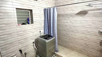 Dusche, Handtücher, Seife, Shampoo