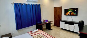Devmad Homestay cozy villa 
Tranquil 2-bedroom villa in Greater Noida with AC