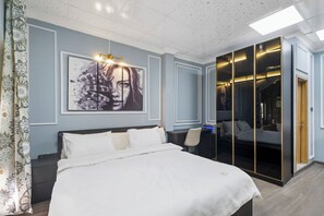 Suite, City View | Hypo-allergenic bedding, pillowtop beds, free minibar items, desk - Chau Bao An homestay (Hue)