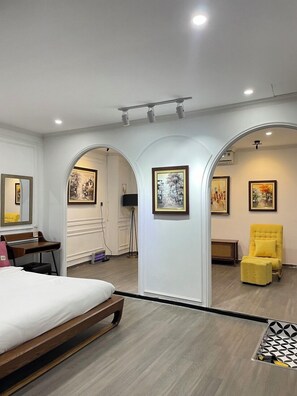 Deluxe Room, 1 King Bed with Sofa bed, City View | Hypo-allergenic bedding, pillowtop beds, free minibar items, desk - Chau Bao An homestay (Hue)