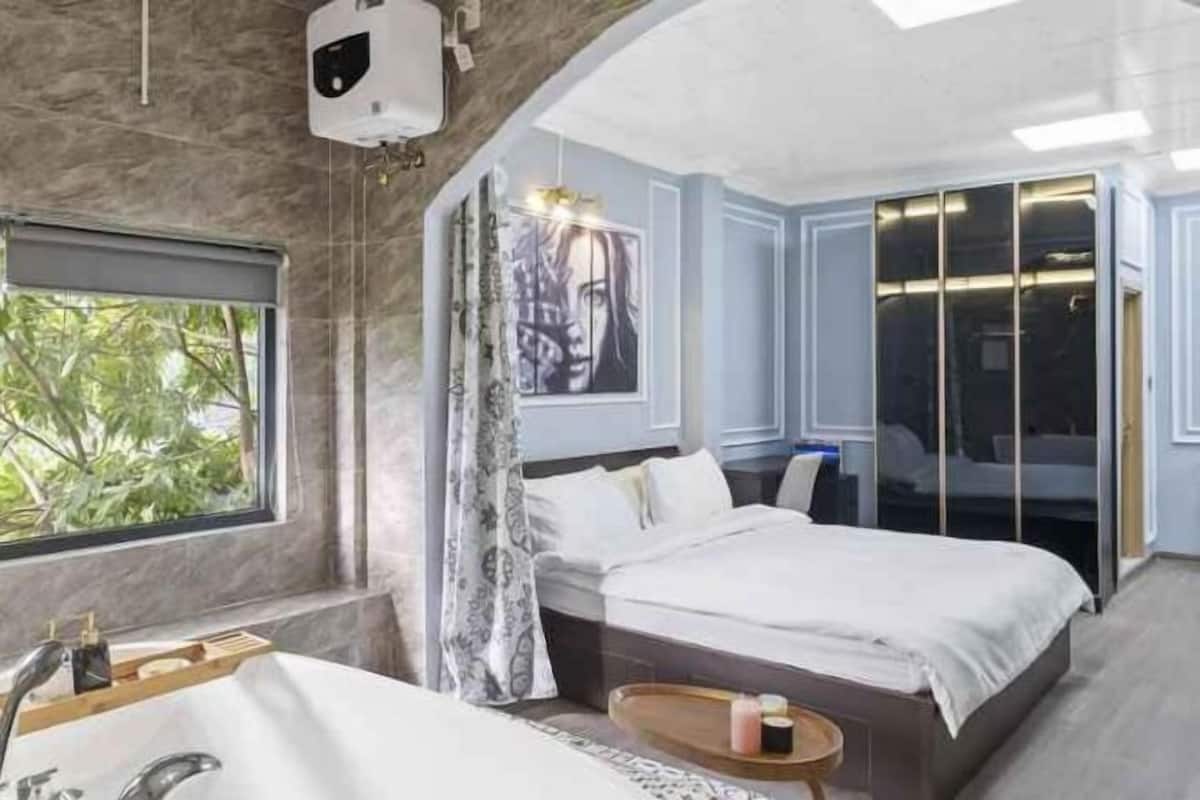 Hypo-allergenic bedding, pillow-top beds, free minibar items, desk