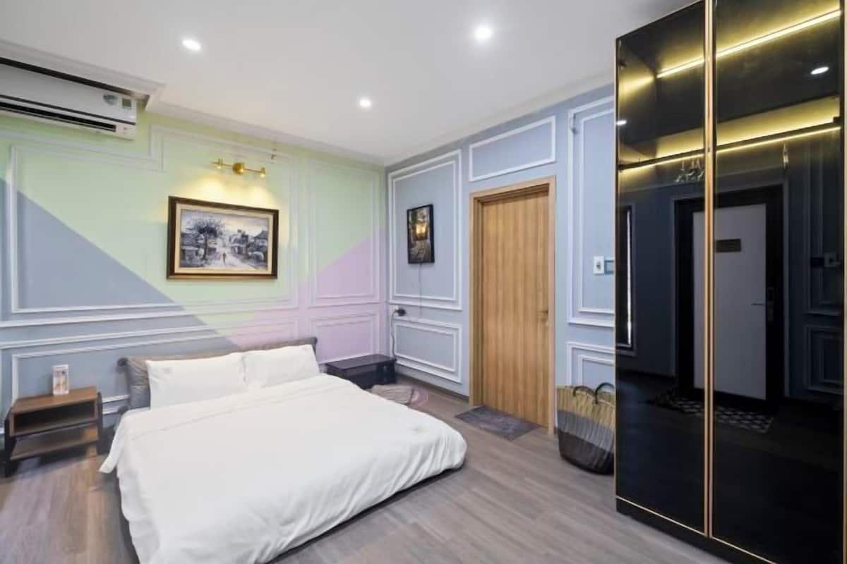Hypo-allergenic bedding, pillow-top beds, free minibar items, desk