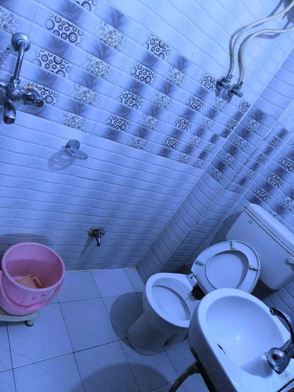 Basic Double Room | Bathroom - The Shivay Guest House (Varanasi)