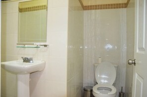 Khăn tắm, xà phòng, dầu gội, giấy vệ sinh 