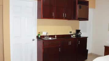 Habitación estándar con 1 cama matrimonial o 2 individuales, patio, vista al jardín | Servicio a la habitación