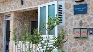 A stone building with a sign reading "Harbour View House". - Harbour View House Studio Apartment  (Zaton)