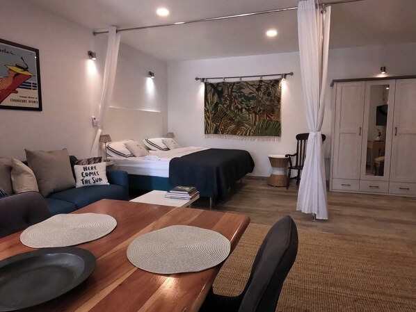 1 habitación, tabla de planchar con plancha, wifi y ropa de cama