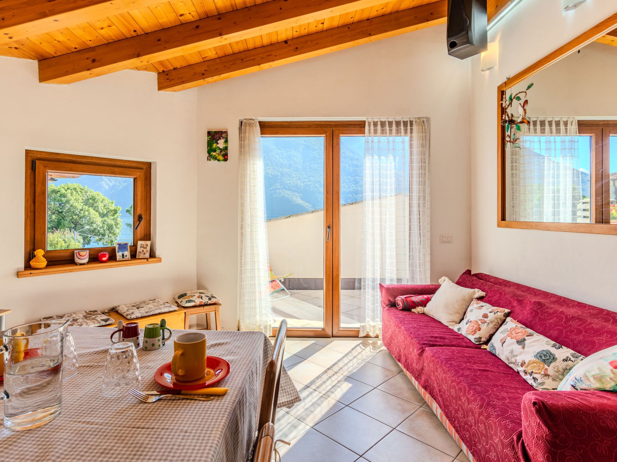 Una televisión, una chimenea