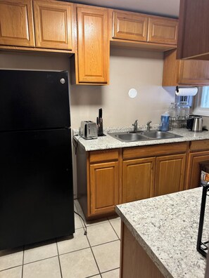 Private kitchen - Charming 2-bedroom townhome in lovely Fairbanks with WiFi (Fairbanks)