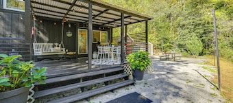 Blue Ridge Mountain Tiny Home: Escape to Nature!