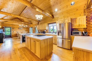 Fridge, microwave, oven, stovetop - Ottawa Cabin: Hot Tub, Wraparound Deck, Games (Ottawa)