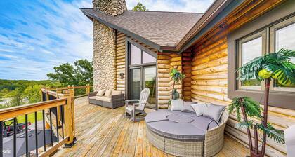 Ottawa Cabin: Hot Tub, Wraparound Deck, Games