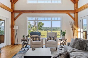 Fernseher, Kamin, Arbeitsbereiche