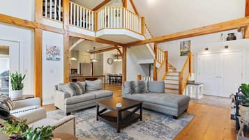 Televisión, chimenea y oficina