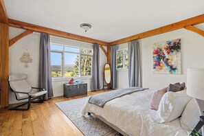 5 bedrooms, desk, iron/ironing board, travel cot