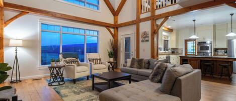 Télévision, cheminée, livres, espaces bureaux