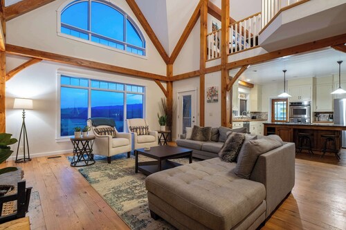 Rolling Hills | Rural Retreat | Sleep 15 | Hot Tub