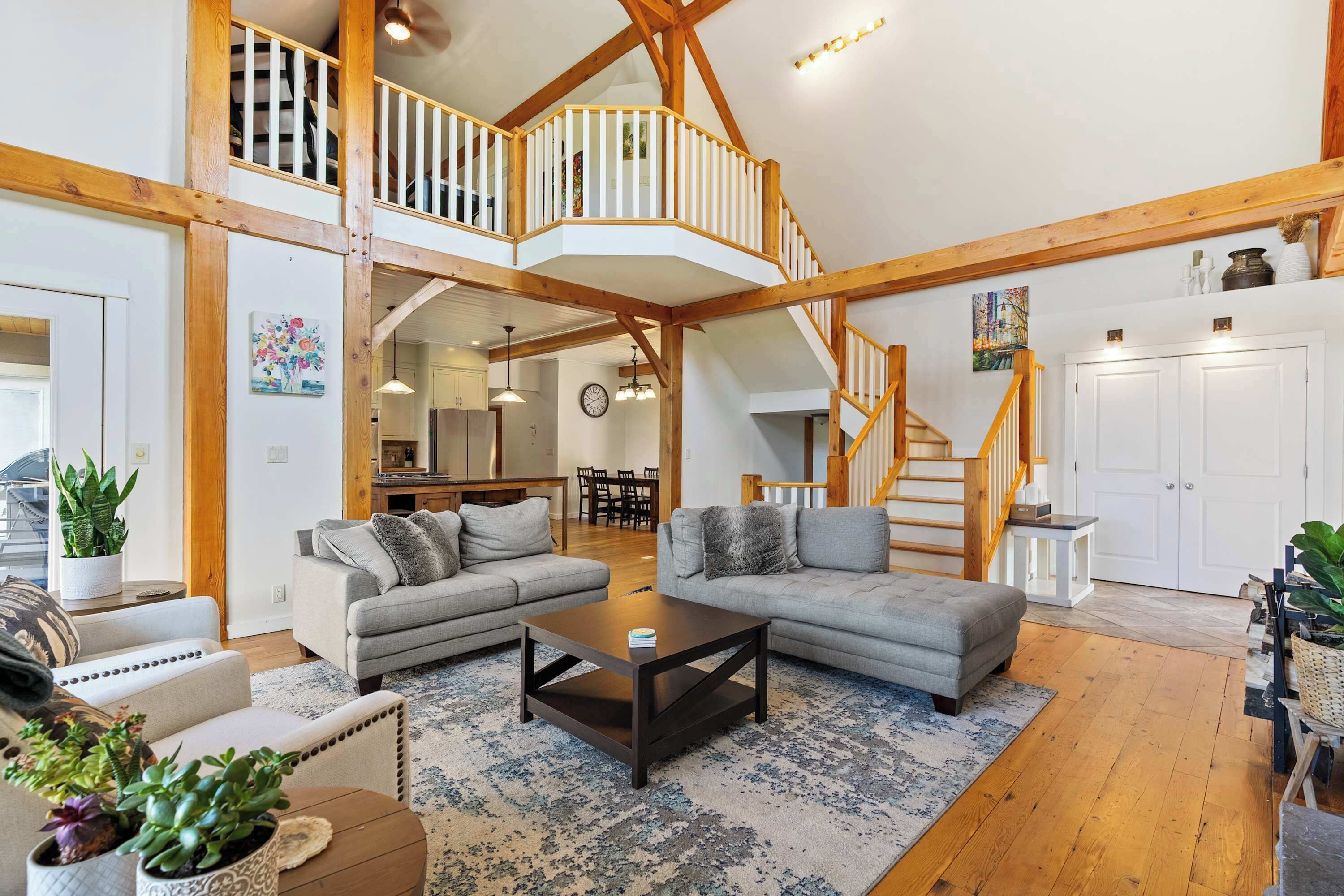 Fernseher, Kamin, Bücher, Arbeitsbereiche