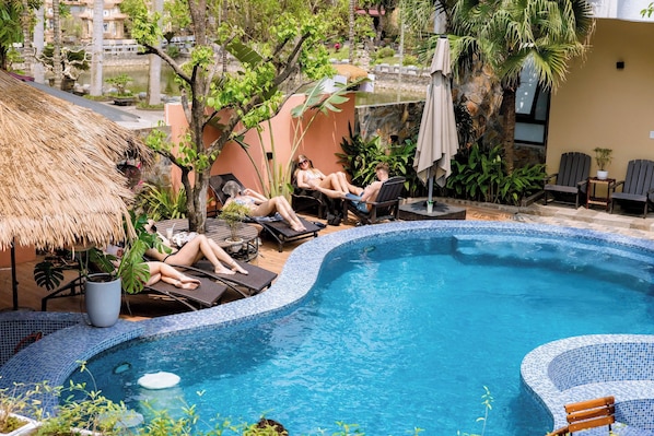 Utendørsbasseng, bassengparasoller og solsenger