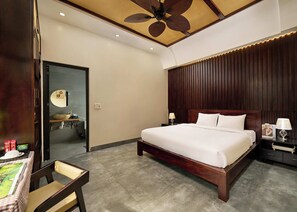 Deluxe Double Room, Bathtub, Pool View | Soundproofing, free WiFi - Victory Homestay  (Ninh Binh)