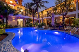 Outdoor pool, pool umbrellas, sun loungers