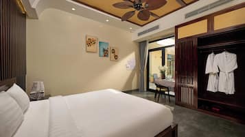 Deluxe Double Room, Bathtub, Pool View