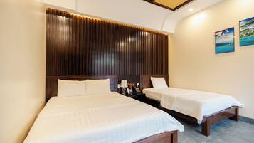 Deluxe-Dreibettzimmer, Poolblick | Schallisolierte Zimmer, kostenloses WLAN