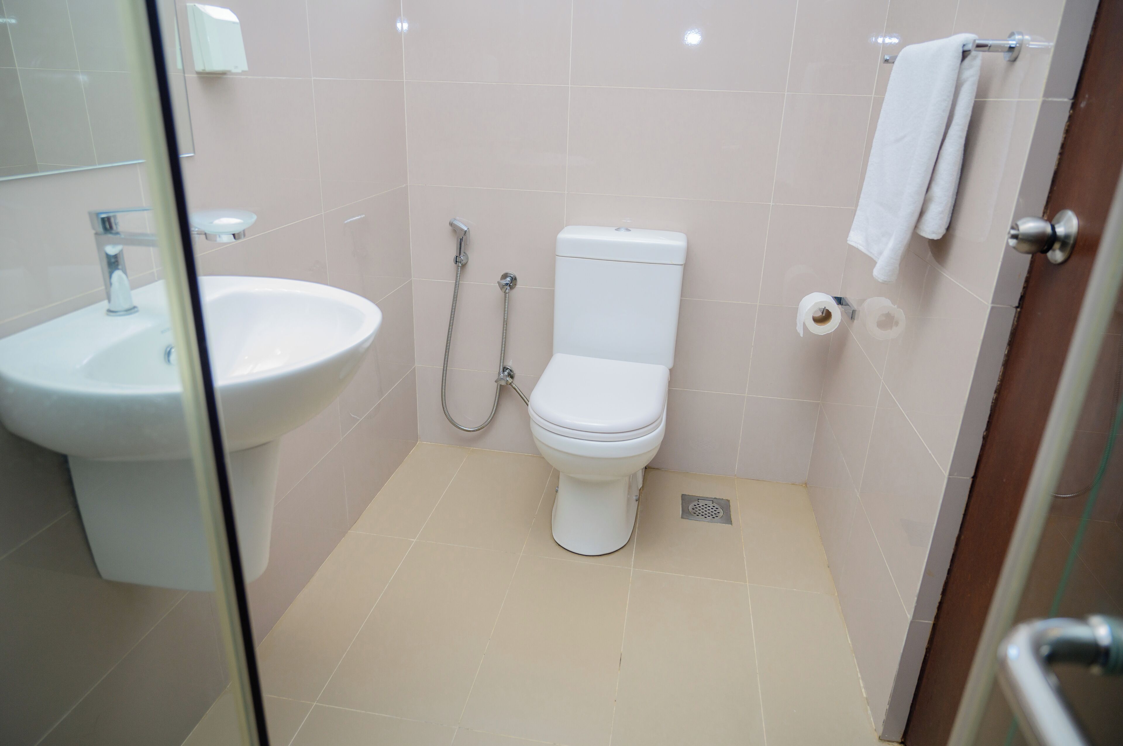 Ein Badezimmer mit Waschbecken, Toilette und Dusche.