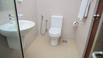 Ein Badezimmer mit Waschbecken, Toilette und Dusche.