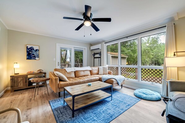 Televisión, chimenea y oficina 